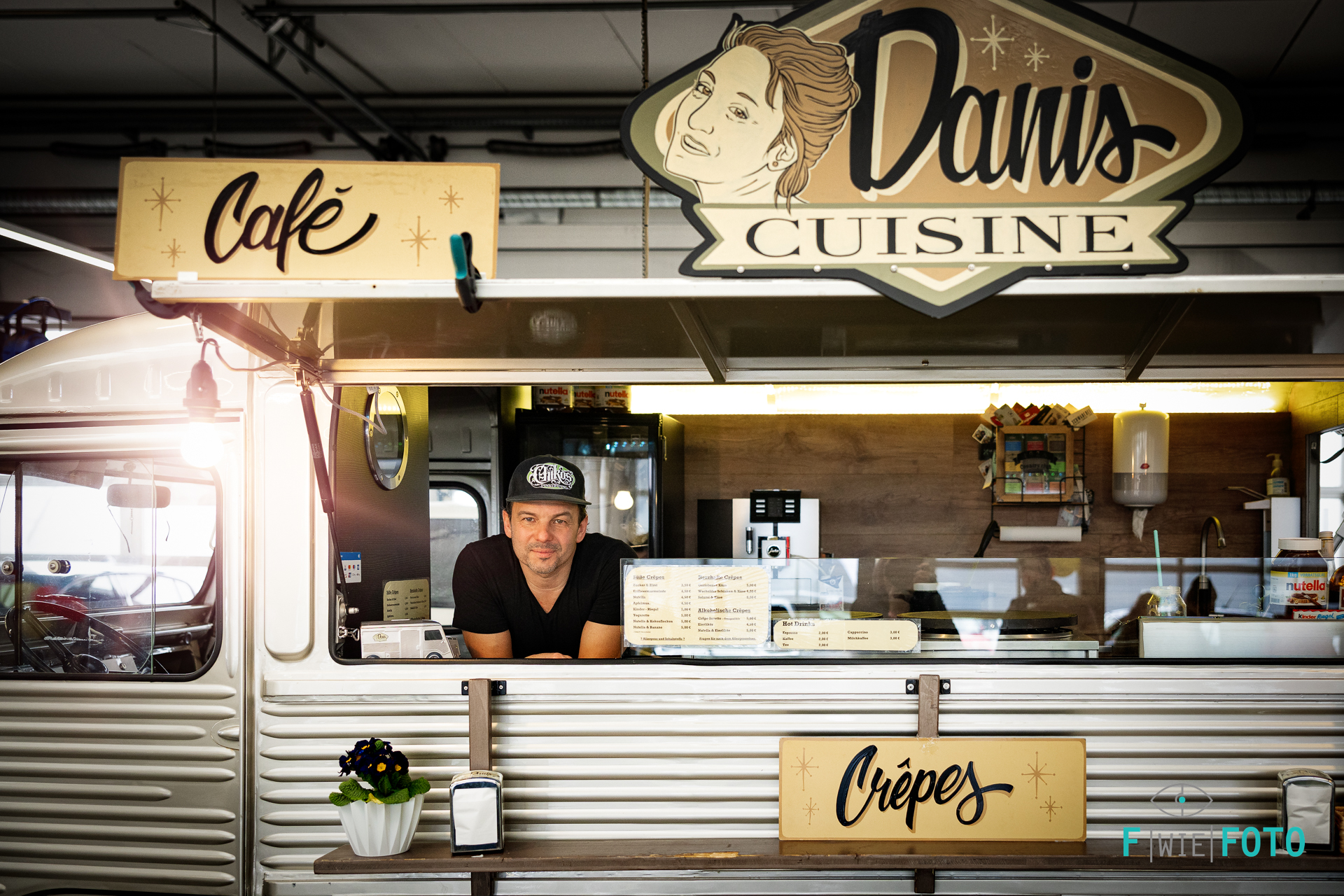 Außenansicht von Danis Cuisine als Foodtruck mit internationaler Küche