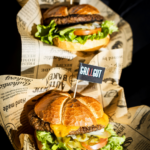 Grillstation mit Fleisch und Beilagen für Foodtruck Catering