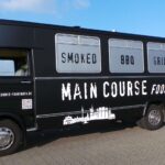 Frisch angerichtetes Hauptgericht im Foodtruck Catering