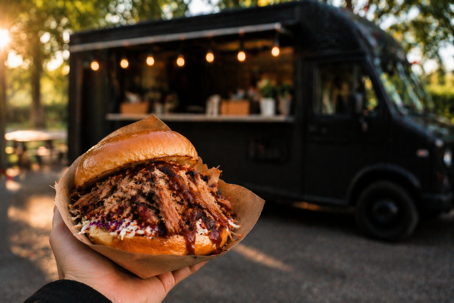 Streetfood-Hauptgericht für Mitarbeiterfeste und Sommerfeste