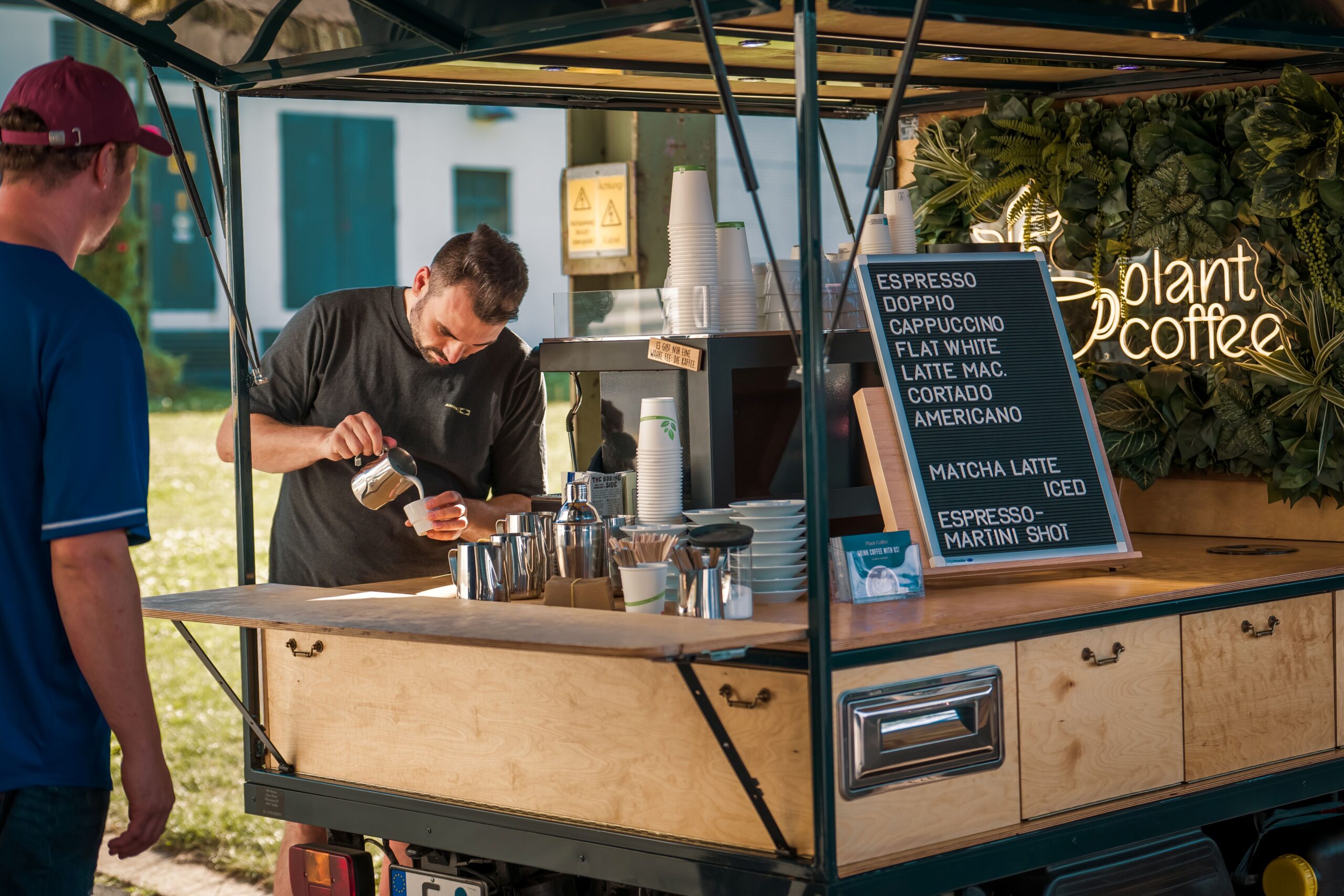Außenansicht von Plant Coffee als mobile Kaffeebar für Veranstaltungen
