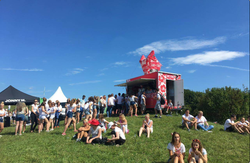 Außenansicht von Surf’n’Fries als Pommes-Foodtruck für Event Catering