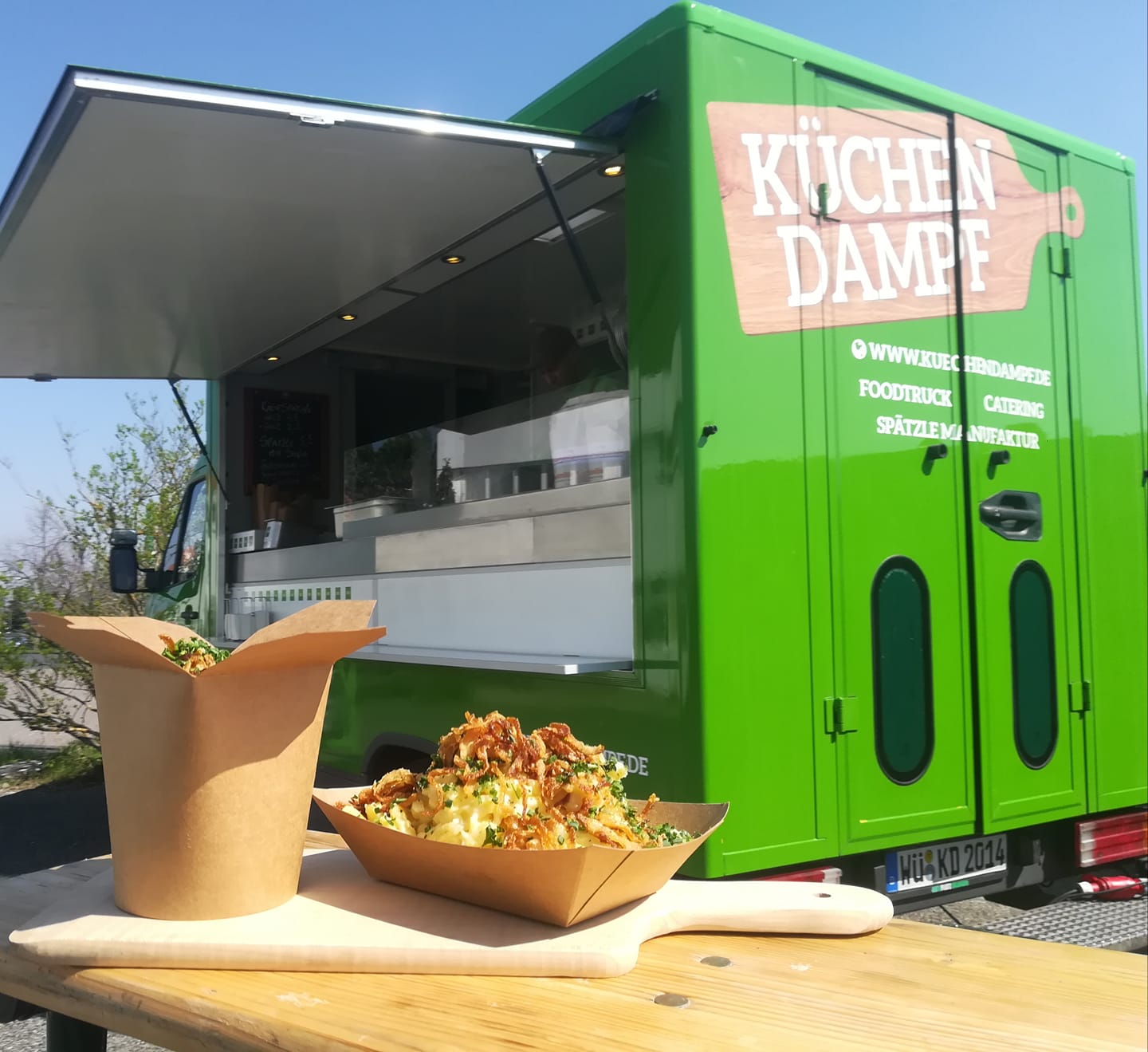 Außenansicht von Küchendampf als Foodtruck mit warmem Streetfood-Angebot