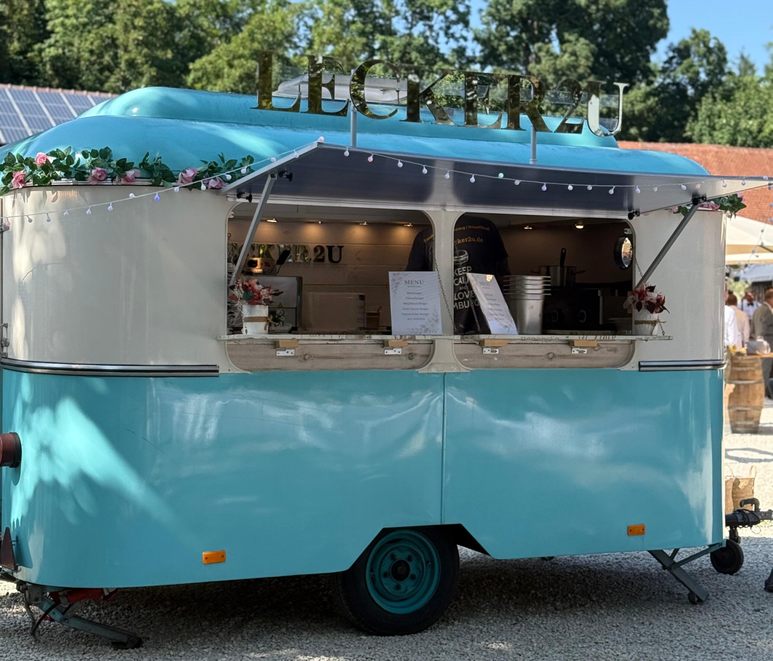 Außenansicht von lecker2u als Streetfood Catering aus dem Foodtruck